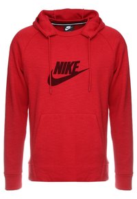 Červená mikina Nike s kapucí, přední kapsou a černým logem Nike umístěným na hrudi.