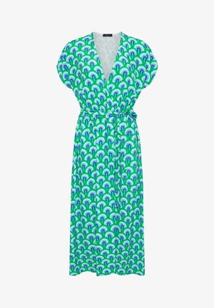 Robe longue avec un design cache-cœur, présentant un motif vert et bleu d'arcs superposés, manches courtes, et une ceinture à la taille. Texture de tissu lisse.