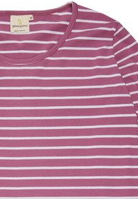 Top a maniche corte a righe in malva e bianco, con scollatura rotonda e tessuto di cotone morbido, caratterizzato da linee orizzontali uniformi sulla superficie.