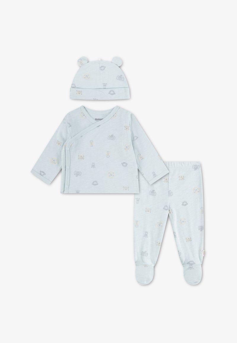 Φωτεινό γαλάζιο βρεφικό σύνολο που περιλαμβάνει τοπ τύπου wrap με κουμπώματα, παντελόνι με ποδαράκια και καπέλο με αυτιά αρκούδας, όλα διακοσμημένα με ζωάκια σε απαλούς χρωματισμούς.