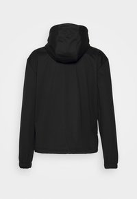 Zwarte hooded jacket van zachte stof, met elastische manchetten en zoom; heeft een minimalistisch ontwerp zonder zichtbare branding of versieringen.