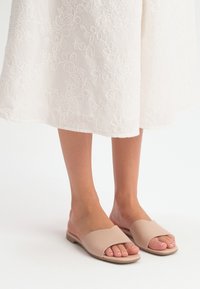 RYŁKO - Klapki płaskie