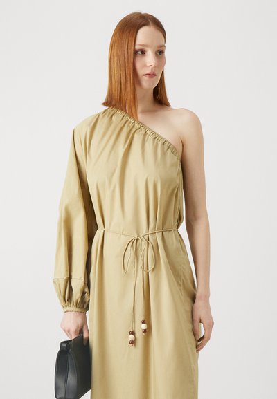 Bežinė su viena petneša suknelė, pagaminta iš lengvo audinio, su susiaurinta liemeniu, reguliaujamu virvele ir dekoratyvinėmis karoliukais, su ilga rankove vienoje pusėje.