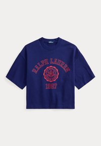 Μπλε ναυτικό T-shirt Ralph Lauren με κοντά μανίκια και κόκκινο λογότυπο, "New York City Madison Avenue," και έτος "1967" μπροστά.