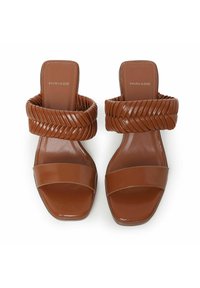 Bruine open teen sandalen met een gevlochten band en een gladde afwerking. Vierkante zool met een vlak ontwerp en minimale branding op de binnenzool.