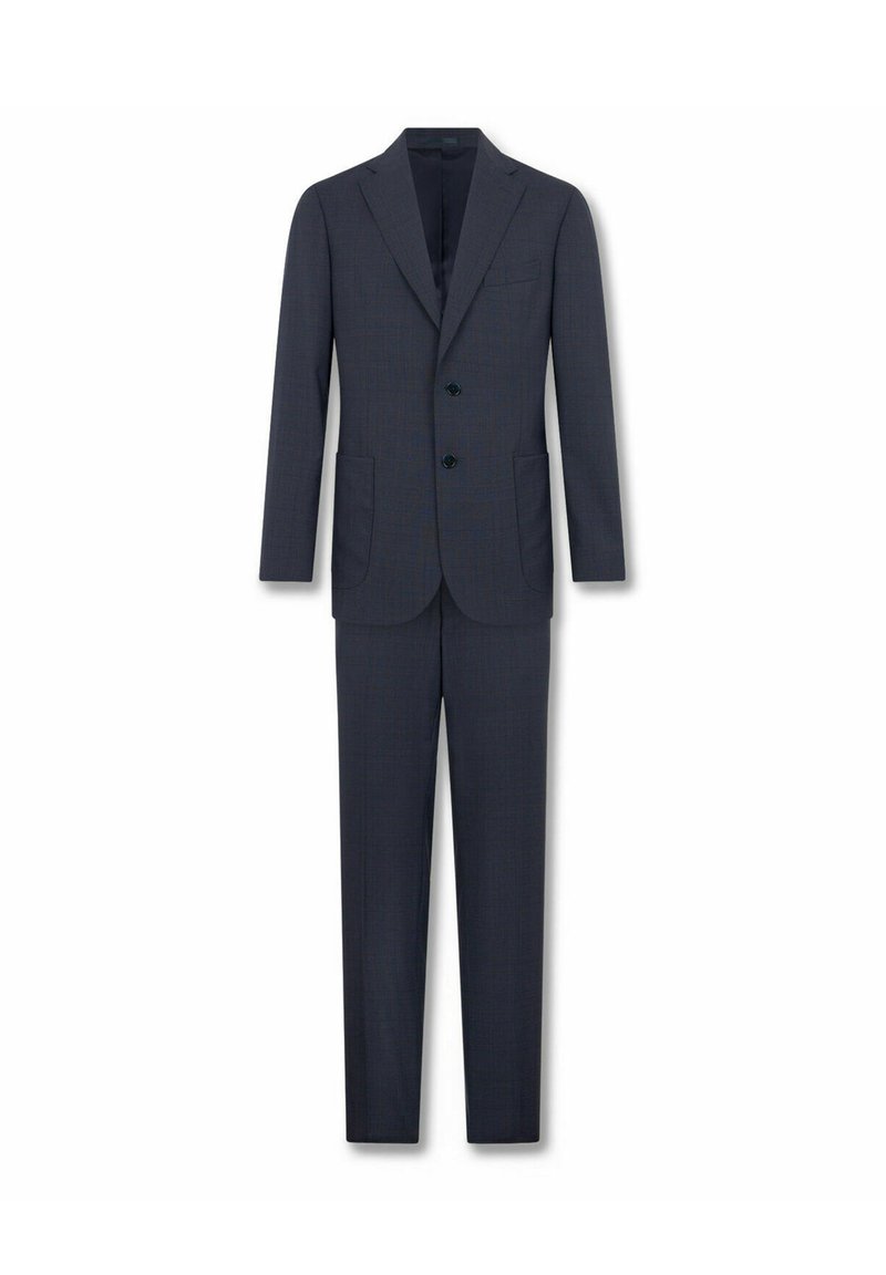 Námorně modrý oblek, který obsahuje dvoubotový blazer s klopovým límcem a odpovídající kalhoty. Tkanina má jemný kostkovaný vzor.