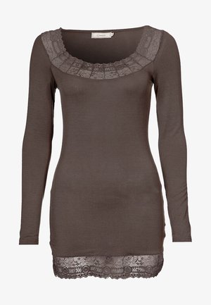 Top marrón ajustado de manga larga con ribete de encaje en el escote redondo y el dobladillo, tela suave, etiqueta con la palabra "Cream" dentro del cuello.