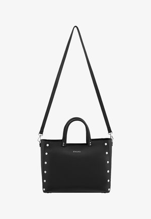 Crna teksturirana kožna torba s dva kratka ručka, dugim podesivim remenom za rame i srebrnim zakovica uz strane, brendirana RYŁKO na prednjem centru.