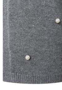 Grauer Strickstoff mit geripptem Saum, der mit zwei runden weißen Perlen verziert ist.