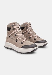 Bottes de randonnée en daim gris clair avec des accents en caoutchouc noir et des semelles texturées, dotées de lacets beige et d'un col rembourré pour le confort.