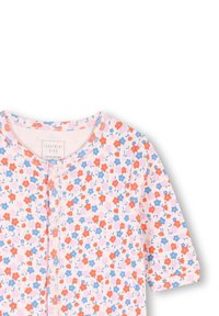 Vêtement à motifs floraux en tissu rose doux, orné de fleurs bleues et rouges, avec un col rond et une fermeture à boutons. Manches courtes incluses.