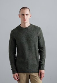 NN.07 Stickad tröja - khaki