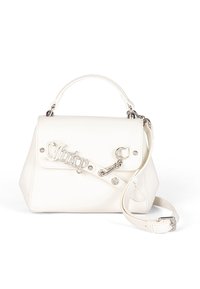 Borsa a mano in pelle bianca con una forma strutturata, hardware argentato e una tracolla staccabile. Presenta una chiusura con marchio e dettagli a borchie.