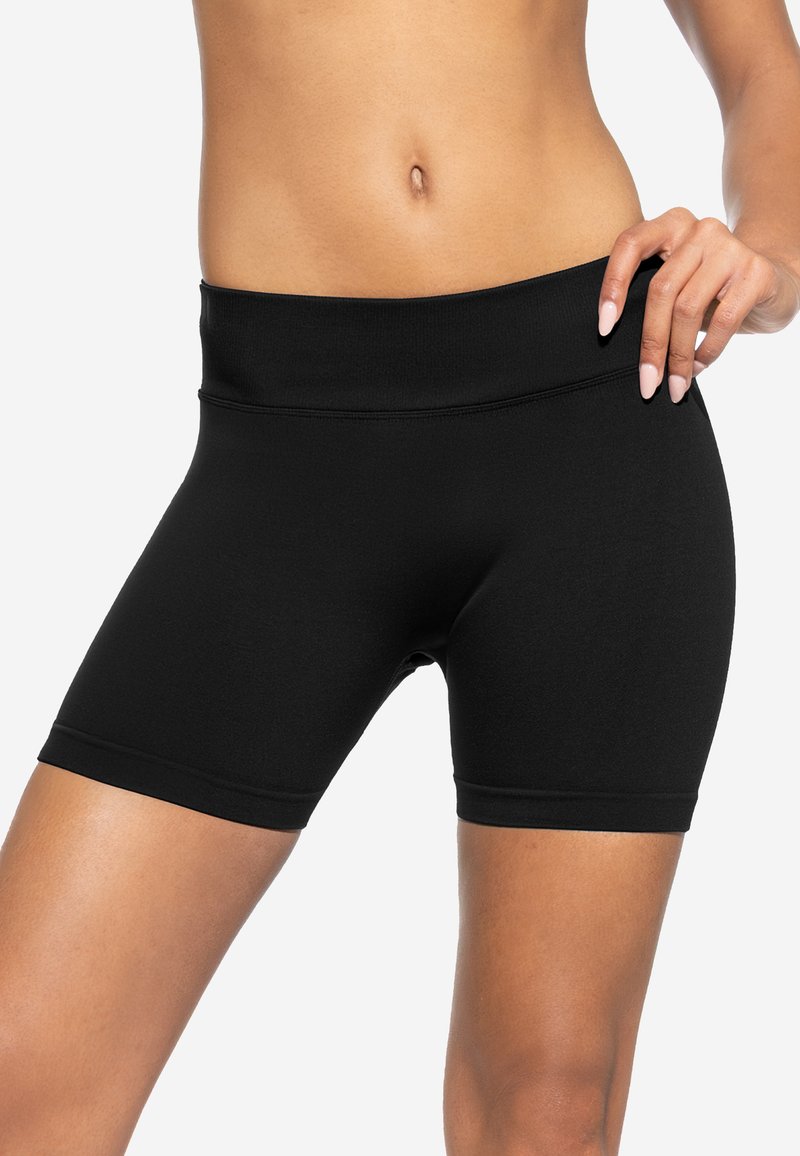 Pantaloni sportivi neri realizzati in un materiale morbido ed elastico, con una vita alta, una silhouette aderente e lunghezza fino a metà coscia.