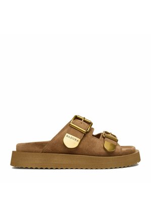 Sandalo ciabatta in camoscio marrone con due fibbie dorate regolabili e suola spessa scanalata.