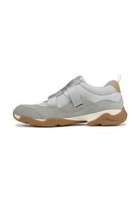 Scarpa sportiva grigia realizzata con una combinazione di materiali in suede e mesh, dotata di una fascia in velcro, dettagli color nocciola e una suola in gomma con un motivo testurizzato.