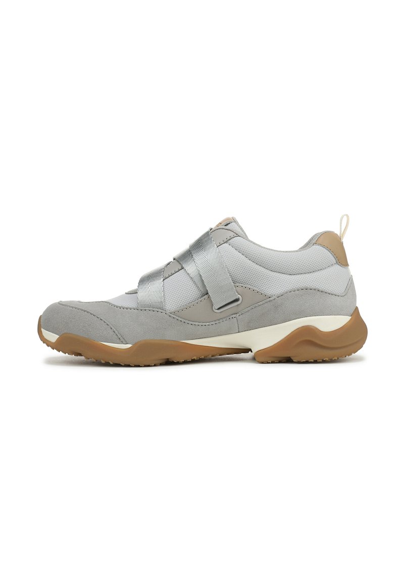 Scarpa sportiva grigia realizzata con una combinazione di materiali in suede e mesh, dotata di una fascia in velcro, dettagli color nocciola e una suola in gomma con un motivo testurizzato.