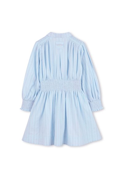 Φόρεμα ανοιχτού γαλάζιου με κάθετες λευκές ρίγες, μακριά μανίκια, ελαστική μέση με βολάν και φουσκωτή φούστα. Διαθέτει γιακά στο ντεκολτέ.