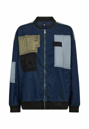 Μπουφάν bomber από σκούρο μπλε τζην με patches σε μπλοκ χρώματος σε πράσινο, μαύρο και ανοιχτό μπλε, με φερμουάρ μπροστά και μαύρη ριμπ λαιμόκοψη, μανσέτες και τελείωμα.