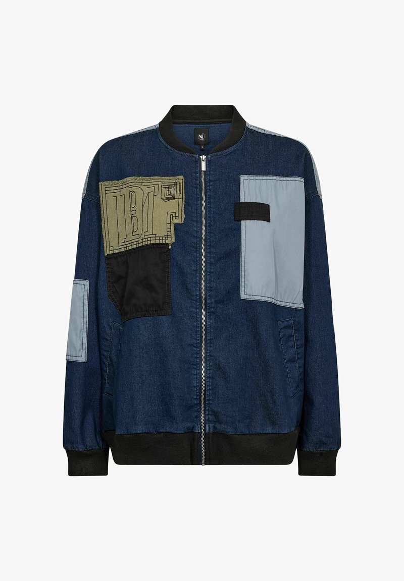 Μπουφάν bomber από σκούρο μπλε τζην με patches σε μπλοκ χρώματος σε πράσινο, μαύρο και ανοιχτό μπλε, με φερμουάρ μπροστά και μαύρη ριμπ λαιμόκοψη, μανσέτες και τελείωμα.