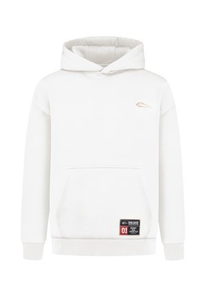 Felpa bianca con cappuccio realizzata in tessuto morbido, dotata di tasca a marsupio, un piccolo logo dorato e un'etichetta nera con "01" e dettagli del brand.