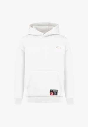 Weißes Kapuzen-Sweatshirt aus weichem Stoff mit einer Kängurutasche, einem kleinen goldenen Logo und einem schwarzen Etikett mit "01" und Markendetails.