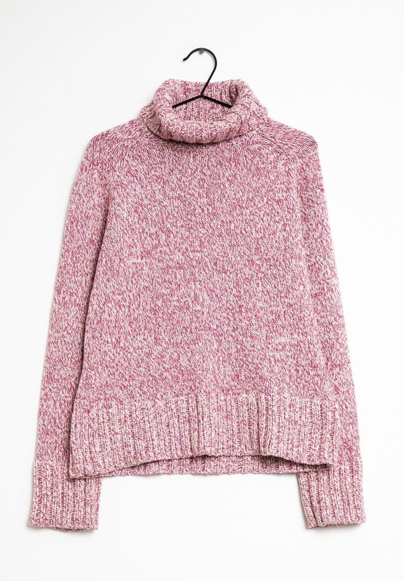 Pull à col roulé en maille marbrée rose et blanche suspendu sur un cintre noir contre un fond blanc.