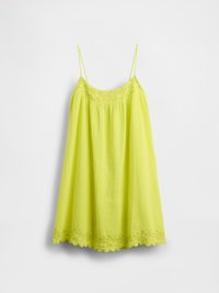 Rochie galbenă fără mâneci, cu bretele subțiri, broderie florală la gât și la margine, dintr-un material ușor, suspendată pe un fundal alb.