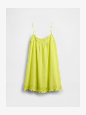 Sárga ujj nélküli ruha vékony pántokkal, virágos hímzés a nyakvonalon és az alján, könnyű anyag, fehér háttér előtt lóg.