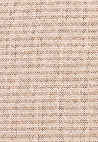 Beiger gewebter Stoff mit einem strukturierten Muster, das unregelmäßige horizontale Linien und ein weiches, natürliches Aussehen aufweist. Dicke Garne sorgen für Tiefe.