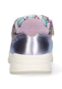 Achteraanzicht van een sneaker met een metallic paarse hiel, pastelkleurige accenten, een gestructureerde lavendelpatch en een geometrisch patroon in de binnenvoering.
