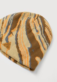 Hnědo-beige-oranžová pletená čepice s pruhy a malou trojúhelníkovou nášivkou na bílém pozadí.