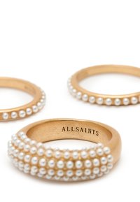Anello d'oro con più file di piccole perle bianche, fascia dorata liscia senza decorazioni, marchiato "ALLSAINTS" all'interno.
