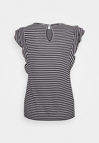 Blusa de manga corta a rayas horizontales en blanco y negro con un pequeño cierre de botón en forma de llave en la parte posterior del escote.