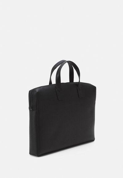 Sort bærepose til laptop med en glat overflade, rektangulær form, to håndtag og lynlåslukning øverst. Enkel og funktionel design.