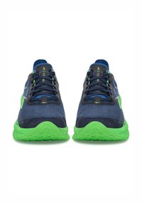 Scarpe sportive blu e verdi con una parte superiore in maglia testurizzata, accenti riflettenti e una pesante suola in gomma verde caratterizzata da un battistrada decorato.