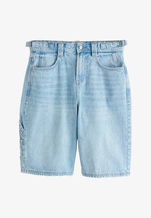 Vaaleansiniset farkkushortsit, joissa on vyölenkit, etu- ja sivutaskut sekä nappikiinnitys vyötäröllä.