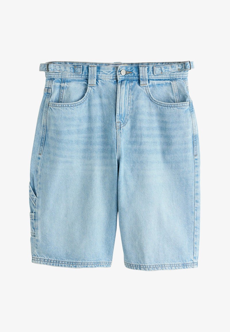 Shorts en denim bleu clair avec passants pour ceinture, poches avant et latérales, et fermeture à bouton à la taille.