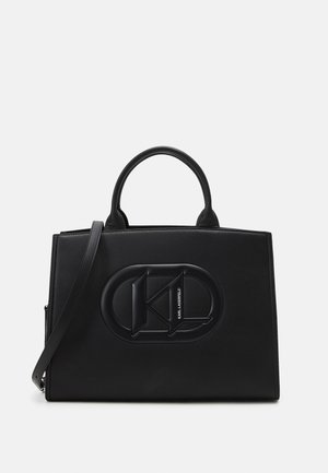 Czarna prostokątna torebka z górnymi uchwytami i odpinanym paskiem na ramię, z wypukłym logo "KL" i napisem "Karl Lagerfeld" na środku przedniej strony.