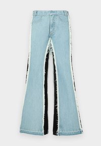 Jeans acampanados en azul claro y negro con bordes deshilachados y paneles laterales contrastantes. Cuenta con cinco bolsillos y cierre de cremallera con botón.