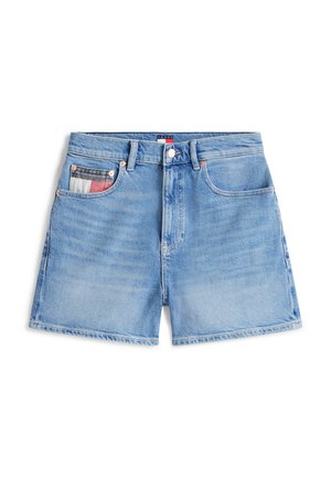 Ανοιχτό μπλε τζιν σορτς με μπροστινό κουμπί και φερμουάρ, θηλιές για ζώνη και μια μικρή τσέπη που εμφανίζει μια υφασμάτινη επένδυση σε κόκκινο, λευκό και μπλε χρώμα.