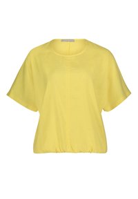 Żółta krótka bluzka z krótkim rękawem i okrągłym dekoltem, lekko marszczona w talii, wykonana z lekkiego materiału o minimalnej teksturze.