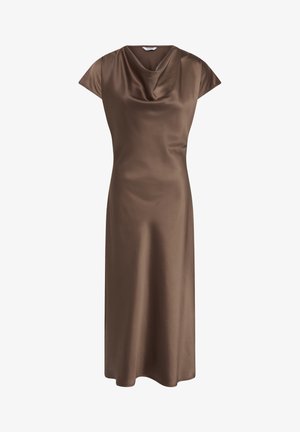 Robe midi en satin marron avec manches courtes et encolure drapée à col bénitier, cintrée à la taille, texture lisse.