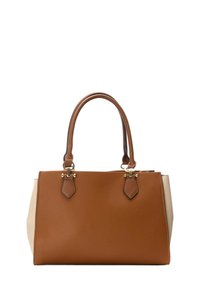 Borsa a tracolla in pelle marrone con superficie texture, doppi manici e hardware dorato. Pannelli laterali di colore crema chiaro. Forma rettangolare.