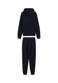 Sudadera con capucha azul marino con bolsillo frontal tipo canguro y pantalones jogger. Ambos artículos cuentan con una tela suave y cintura elástica para mayor comodidad.