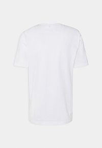 Biała bawełniana koszulka z klasycznym, okrągłym dekoltem i krótkimi rękawami. Tył gładki, bez wzorów i grafik. Miękka w dotyku.