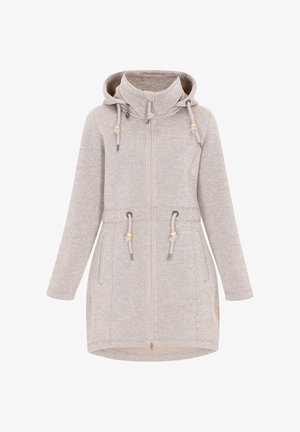 világos szürke polár dzseki magas gallérral, állítható kapucnival és húzózsinóros derékkal. Fából készült gombokkal és cipzáras zsebekkel rendelkezik.