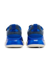 Niebieskie buty sportowe z siateczkową cholewką i granatowymi akcentami, z błyszczącą niebieską osłoną pięty oraz teksturowaną podeszwą dla lepszej przyczepności.