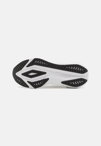 Semelle de chaussure avec une semelle intermédiaire blanche et une semelle extérieure en caoutchouc noir texturé présentant des motifs de semelle et des rainures pour l'adhérence et la traction.