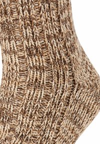 Nahaufnahme von dickem Rippstrickstoff aus gemischten braunen und beigen Garnen, die ein strukturiertes Muster bilden.